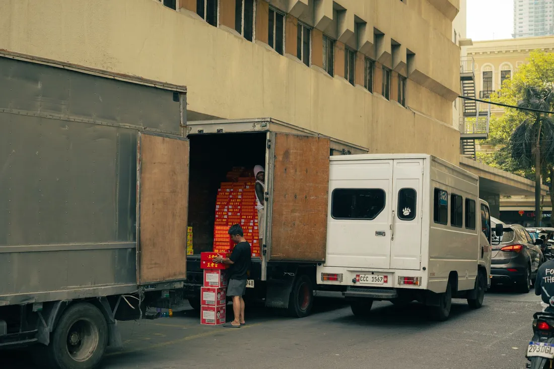 Teilbeladener Umzugs-LKW auf einer Fernstrecke ab Berlin