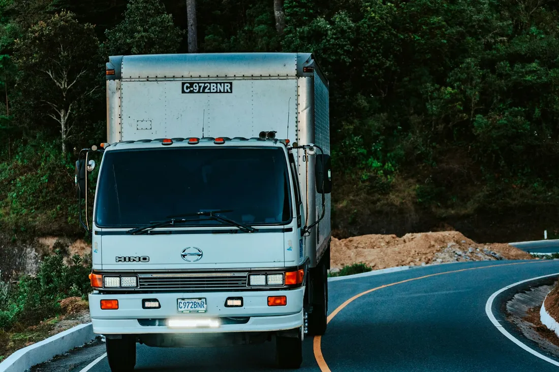 Umzugs-LKW auf der Autobahn bei einem Fernumzug ab Berlin