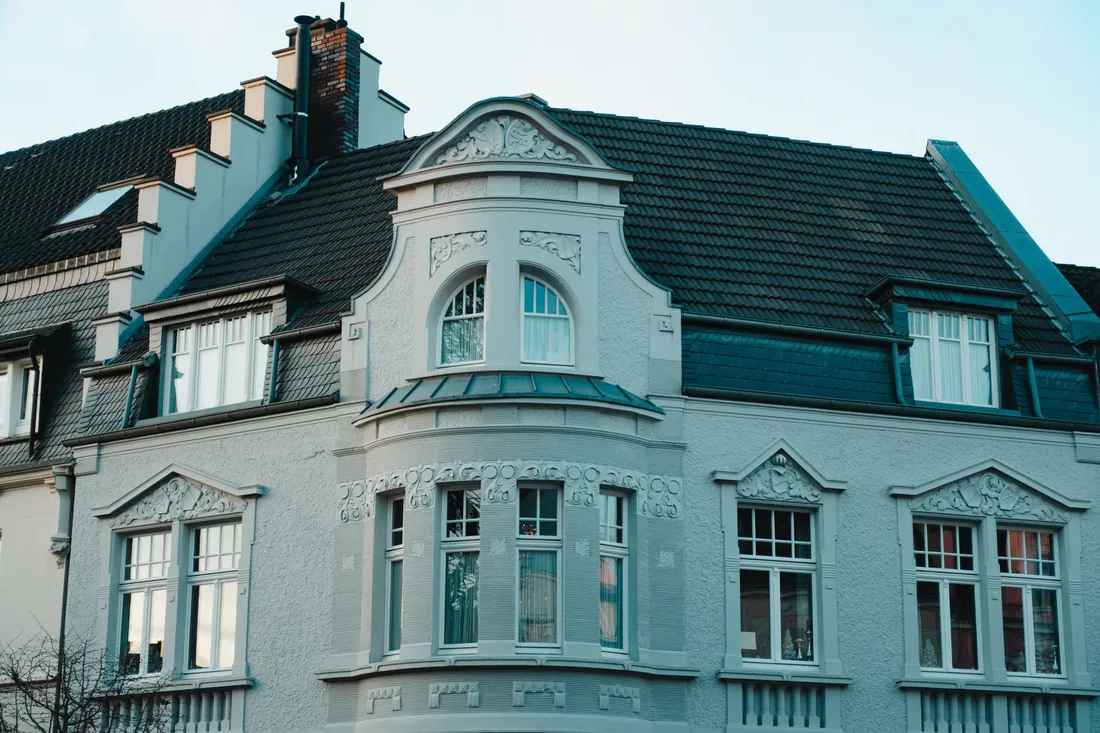 Gründerzeitfassaden in einer Wohnstraße in Berlin-Friedenau