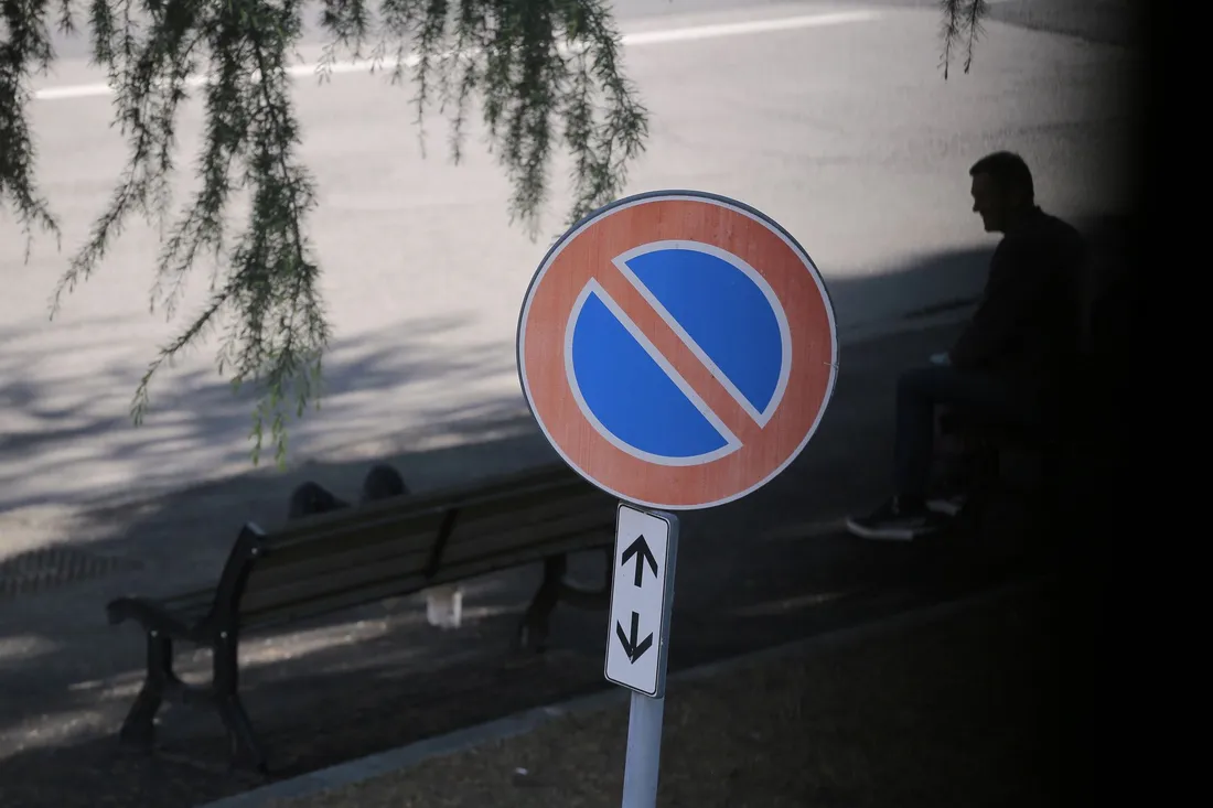 Aufgestellte Halteverbotsschilder für einen Umzug in Berlin