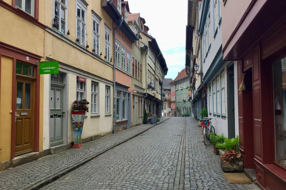 Altstadtgasse mit Kopfsteinpflaster in Berlin-Köpenick