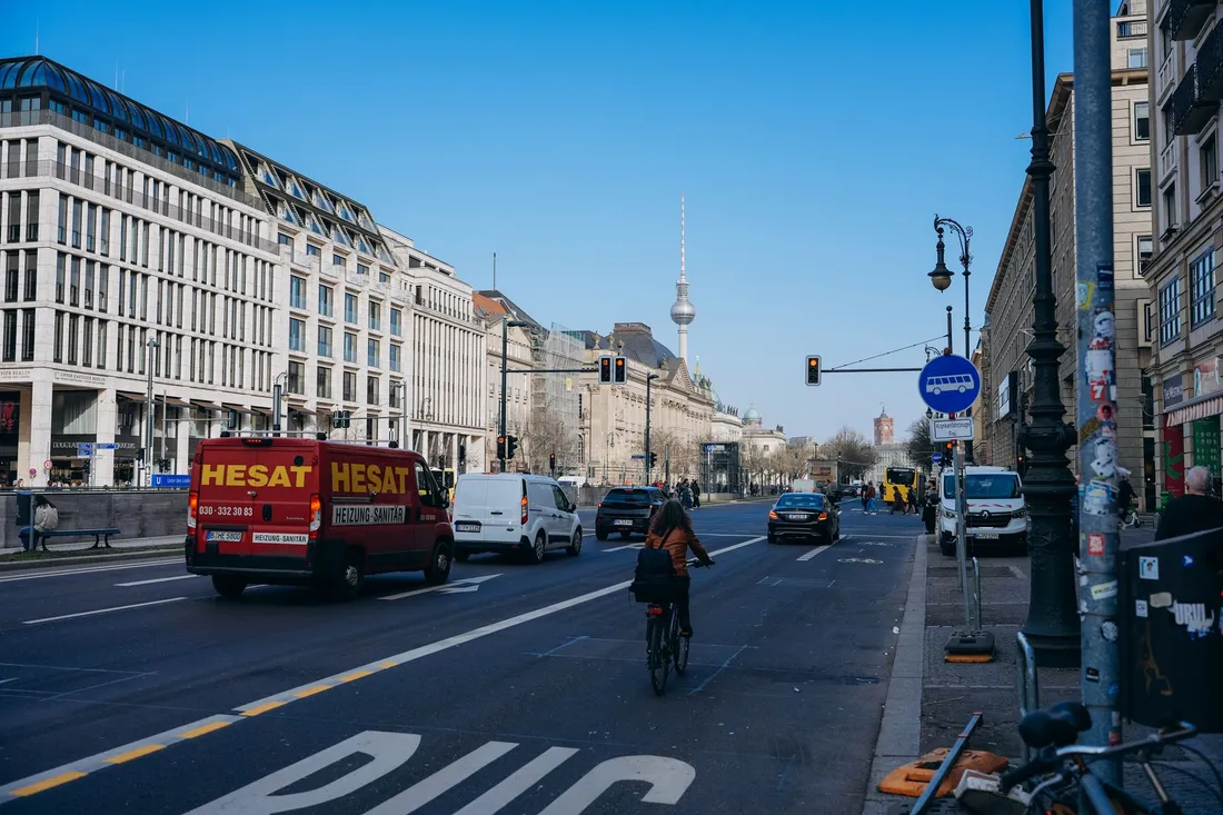 Straßenzug in Berlin-Mitte mit Lieferverkehr