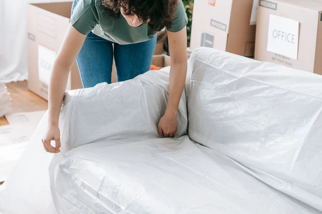 Sofa wird für den Möbeltransport in Berlin in Decken eingeschlagen