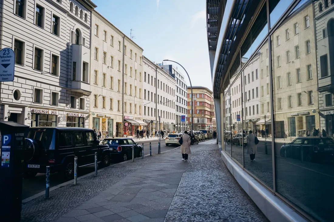 Straßenzug mit Altbauten und Geschäften in Berlin-Neukölln