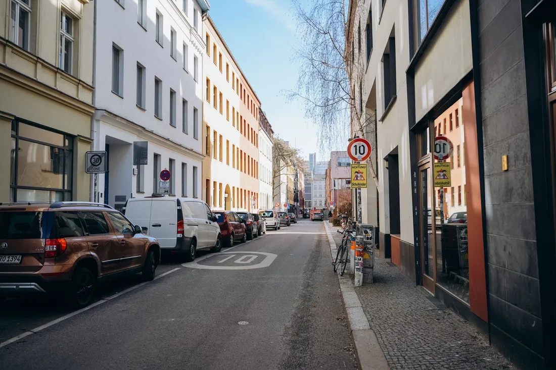 Dicht bebaute Wohnstraße mit parkenden Autos in Berlin-Schöneberg