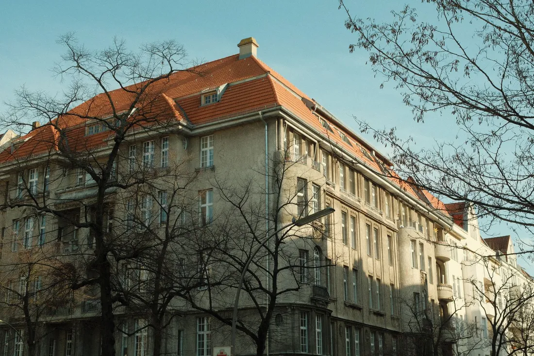 Wohnstraße in Berlin-Steglitz mit Altbauten und parkenden Autos
