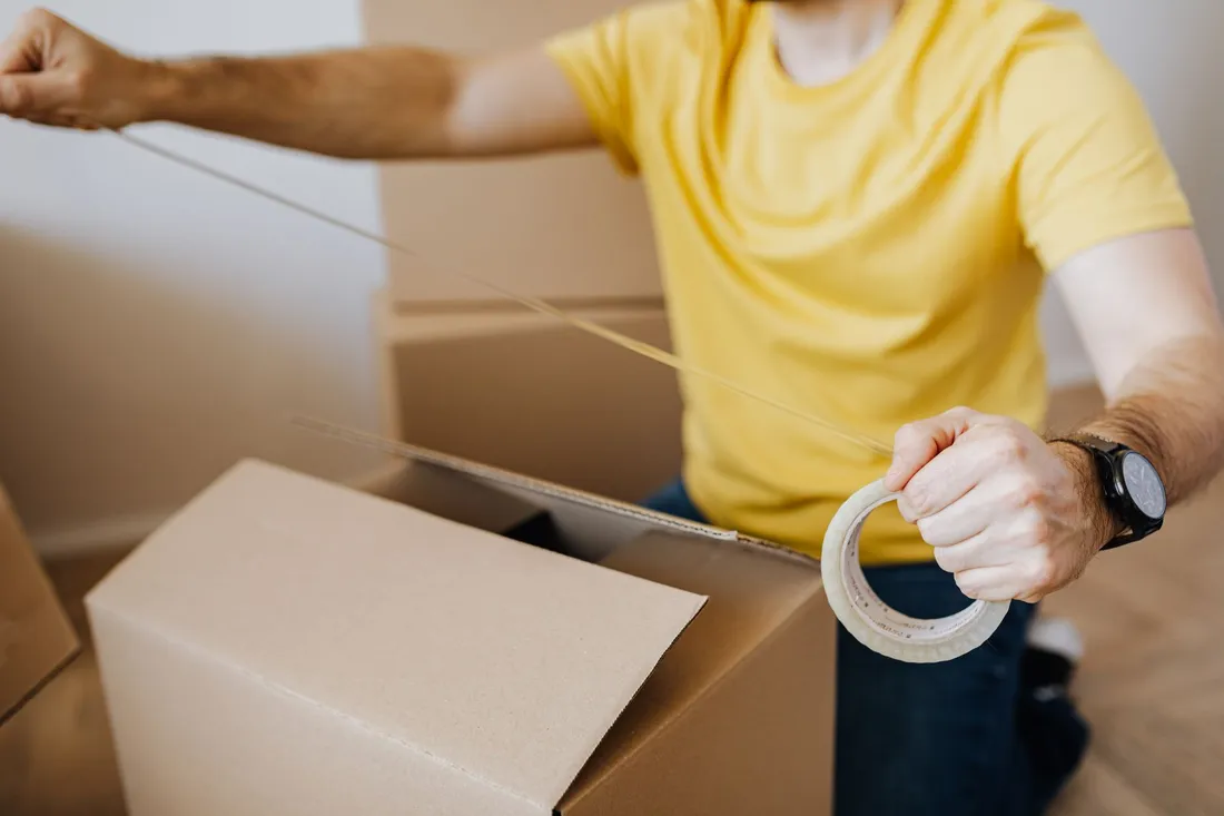 Gestapelte Umzugskartons und Packmaterial für einen Umzug in Berlin